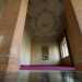 ...introdotto da colonne corinzie rivestite da marmi rosa, conserva sul soffitto preziosi stucchi con volute e motivi barocchi